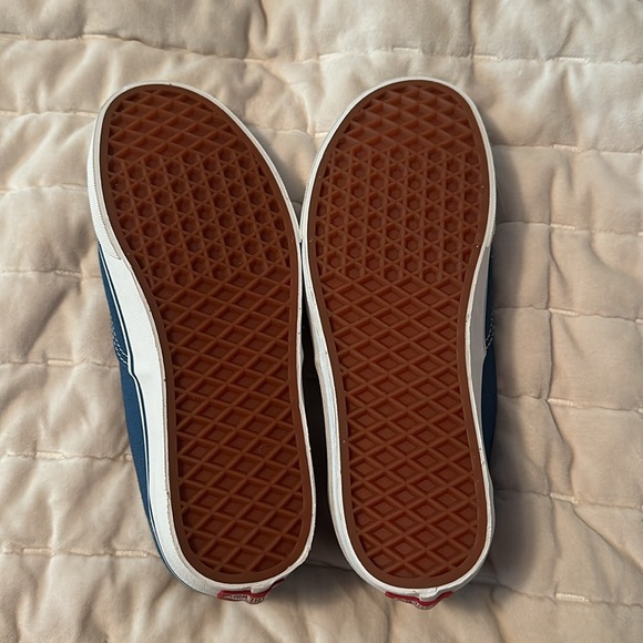 NWT Vans Low Top Sneaker - Picture 2 of 3